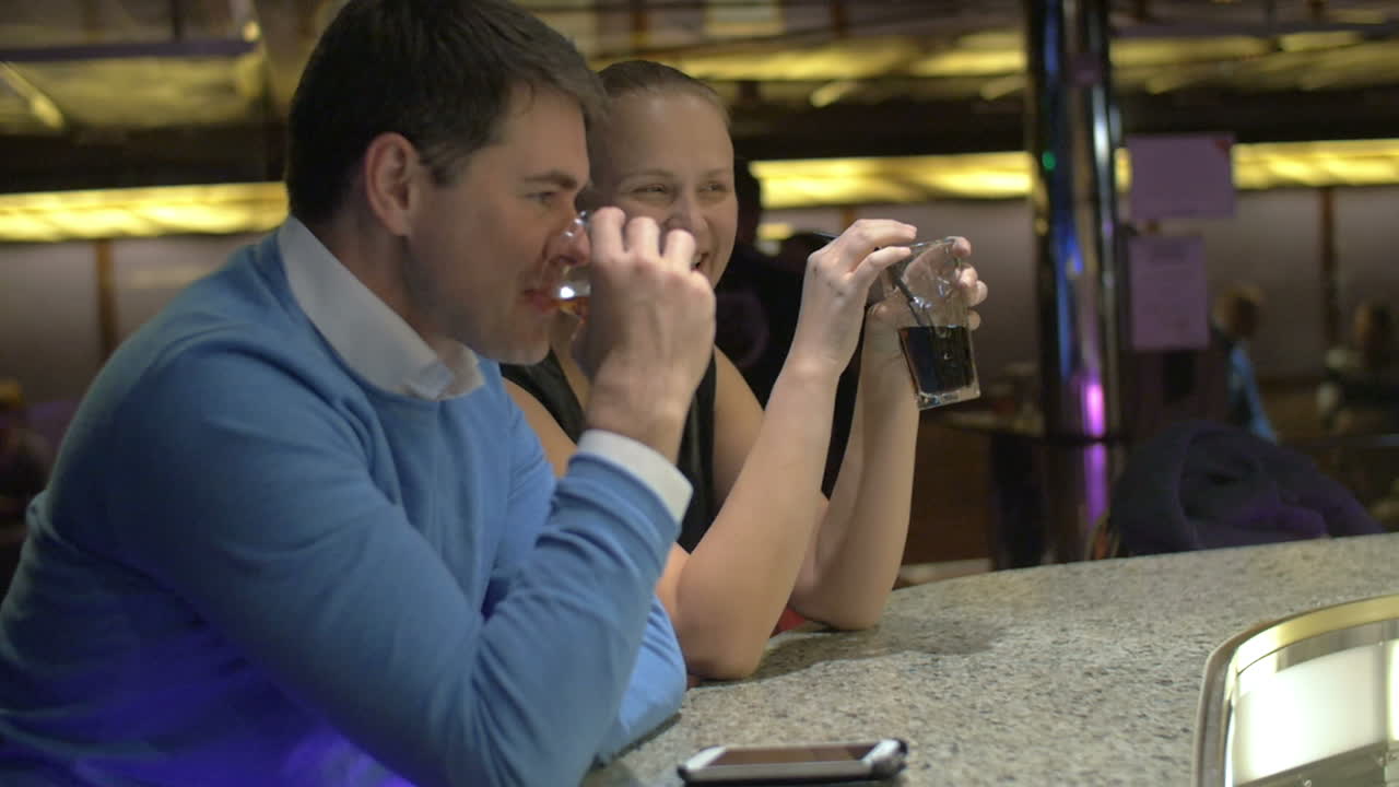 함께 시간을 보내는 젊은 부부