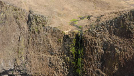 Volar-Sobre-Cataratas-Fantasmas,-Montaña-De-La-Mesa,-California