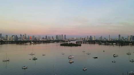 Colorido-Cielo-Vibrante-Sobre-El-Horizonte-De-La-Ciudad-De-Miami,-Florida-Con-Barcos-En-El-Puerto---Lapso-De-Tiempo