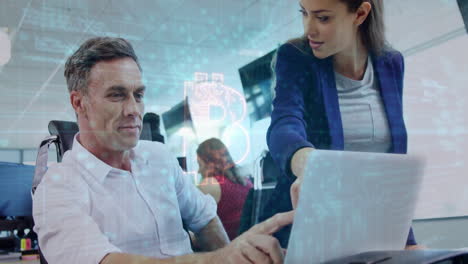 discutiendo el trabajo en el escritorio, gente de negocios con animación de criptomonedas sobre el fondo de la oficina
