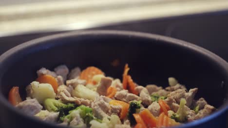 carne de cerdo y verduras fritas en una olla