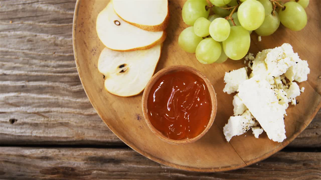 rebanadas de queso con nueces, uvas y mermelada
