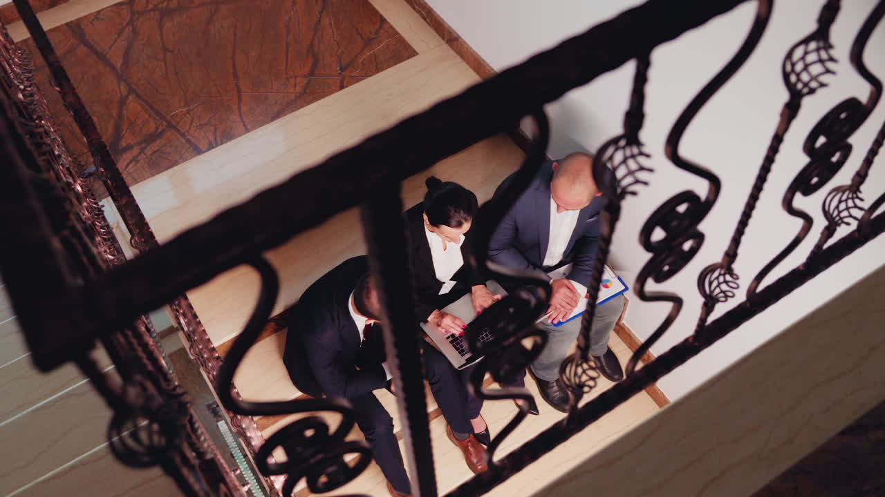 현대 기술 을 사용 하는 사업 동료 들 의 위쪽 시각