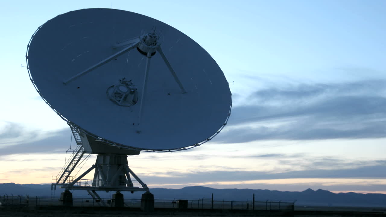 toma de lapso de tiempo del movimiento del radiotelescopio nrao de nuevo méxico durante el día y la noche