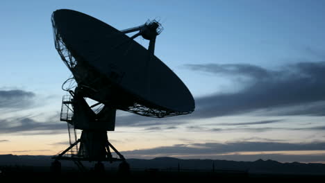 Time-lapse-shot-of-New-Mexico's-NRAO-radio-telescope's-movement-throughout-the-day-and-into-the-night