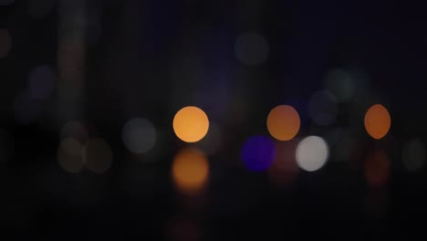 luces borrosas de la ciudad creando un efecto bokeh