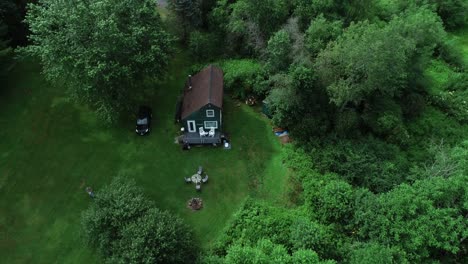 Una-Revelación-De-Alto-Zoom-De-Una-Pequeña-Cabaña-Aislada-Fuera-De-La-Red-En-Las-Montañas-Catskill-Nueva-York