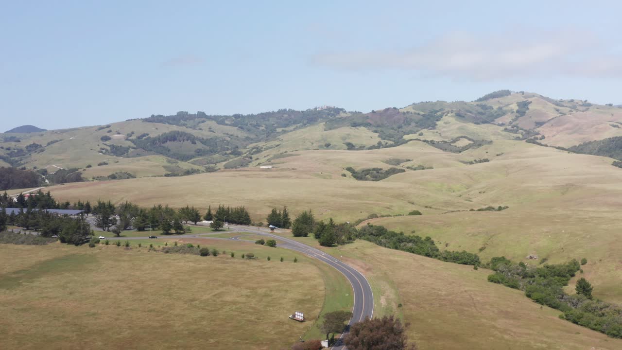 캘리포니아 주 샌시메온 위의 언덕 꼭대기에 자리 잡은 허스트 성의 공중 상승 도리