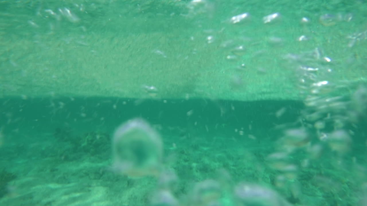 bajo el agua y por encima