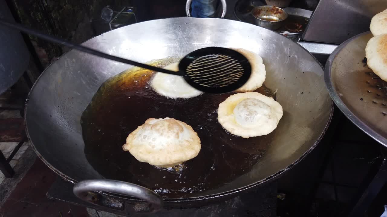 Gerak lambat makanan jalanan populer anak benua India Utara yang direkam dengan gimbal genggam dalam 4k