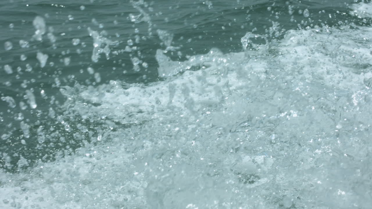 모터 보트에서 바닷물 파도를 닫습니다