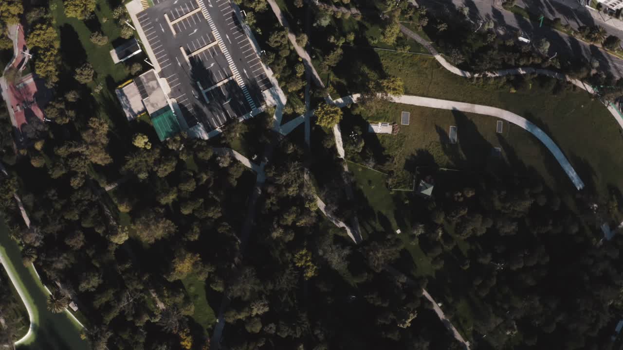 에도르 키토 시에 위치한 파르코 라 카롤리나의 빈 주차장의 드론 촬영