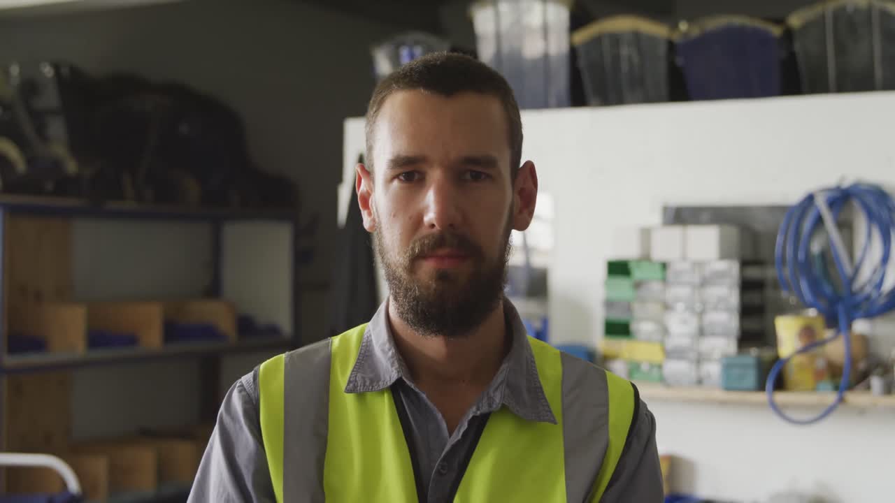 trabajador mirando a la cámara