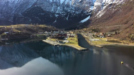 Descripción-Aérea-De-La-Aldea-De-Flam---Antena-Ascendente-Con-Inclinación-Hacia-Abajo-Durante-La-Soleada-Mañana-De-Primavera