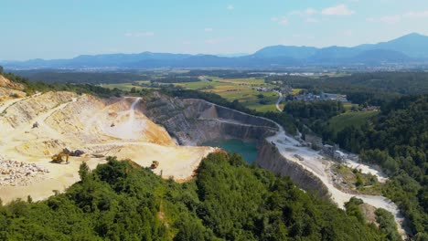 Atemberaubende-4K-Drohnenaufnahmen-Des-Steinbruchs-In-Der-Nähe-Von-Velenje-Im-Land-Slowenien