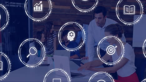 equipo de negocios colaborando en la mesa con animación de procesamiento de datos superpuesta