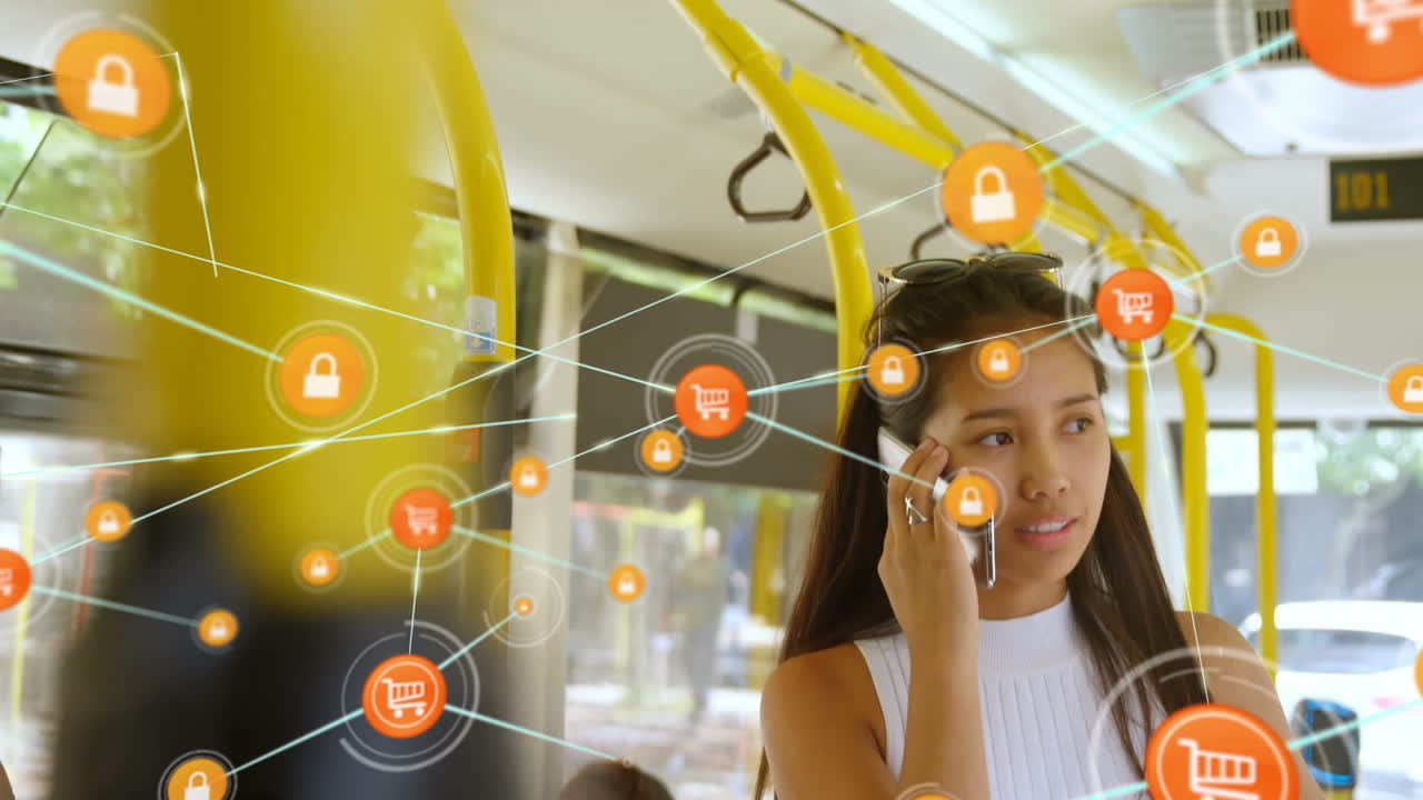 스마트 폰을 사용하는 행복한 두 인종 여성에 대한 연결 네트워크의 애니메이션