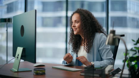 Mujer-Sorprendida-Satisfecho-Con-Los-Resultados-Del-Trabajo-En-El-Primer-Plano-Del-Escritorio.-Empleado-Regocijándose-Por-El-éxito