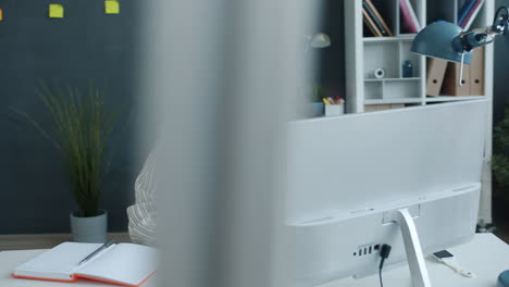 mujer trabajando en computadora en una oficina moderna