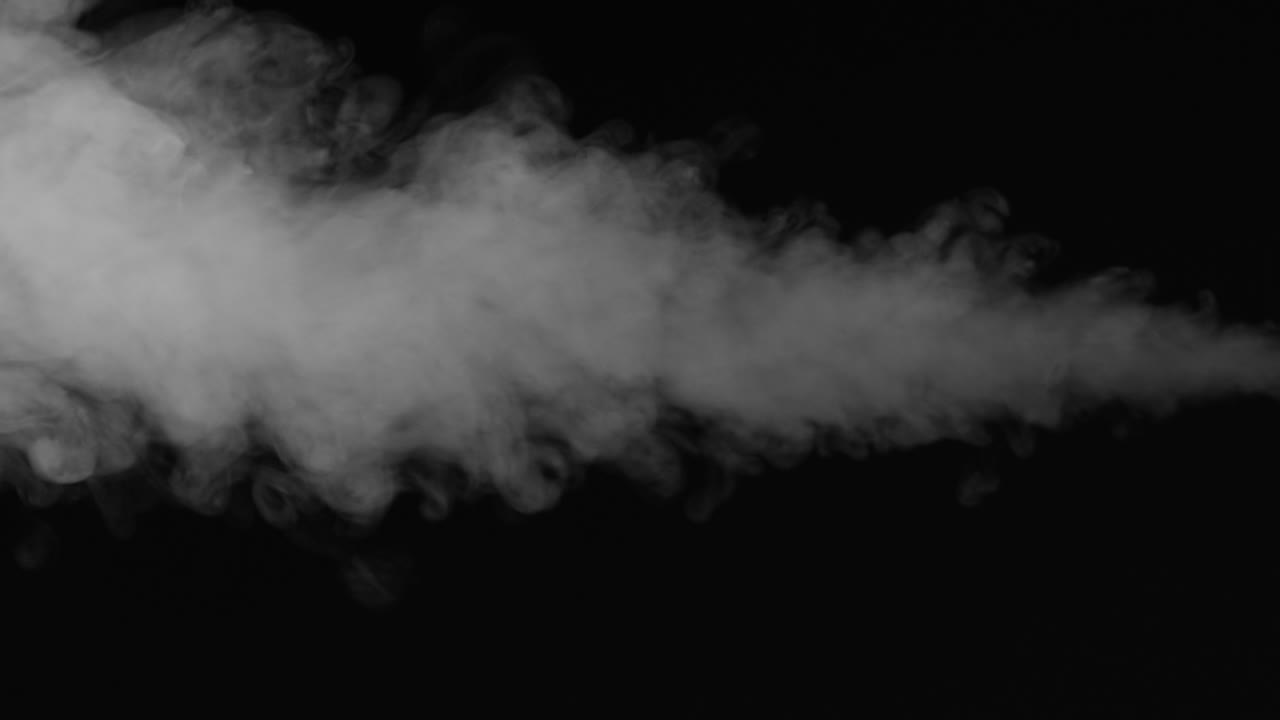 오버레이를 위해 오른쪽에서 왼쪽으로 실제 연기의 강한 퍼프