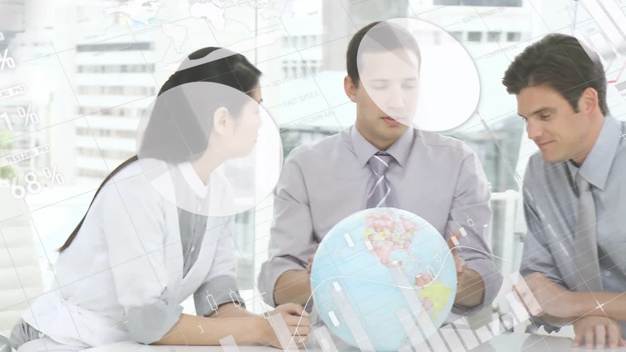 사무실에서 다양한 사업가들에 대한 금융 데이터 처리의 활성화