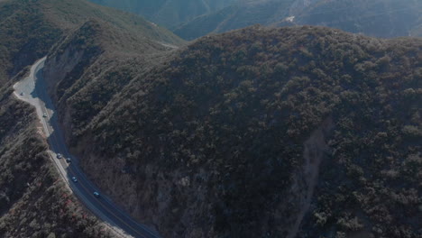 drone disparó a través de las montañas en el bosque nacional de angeles en los angeles