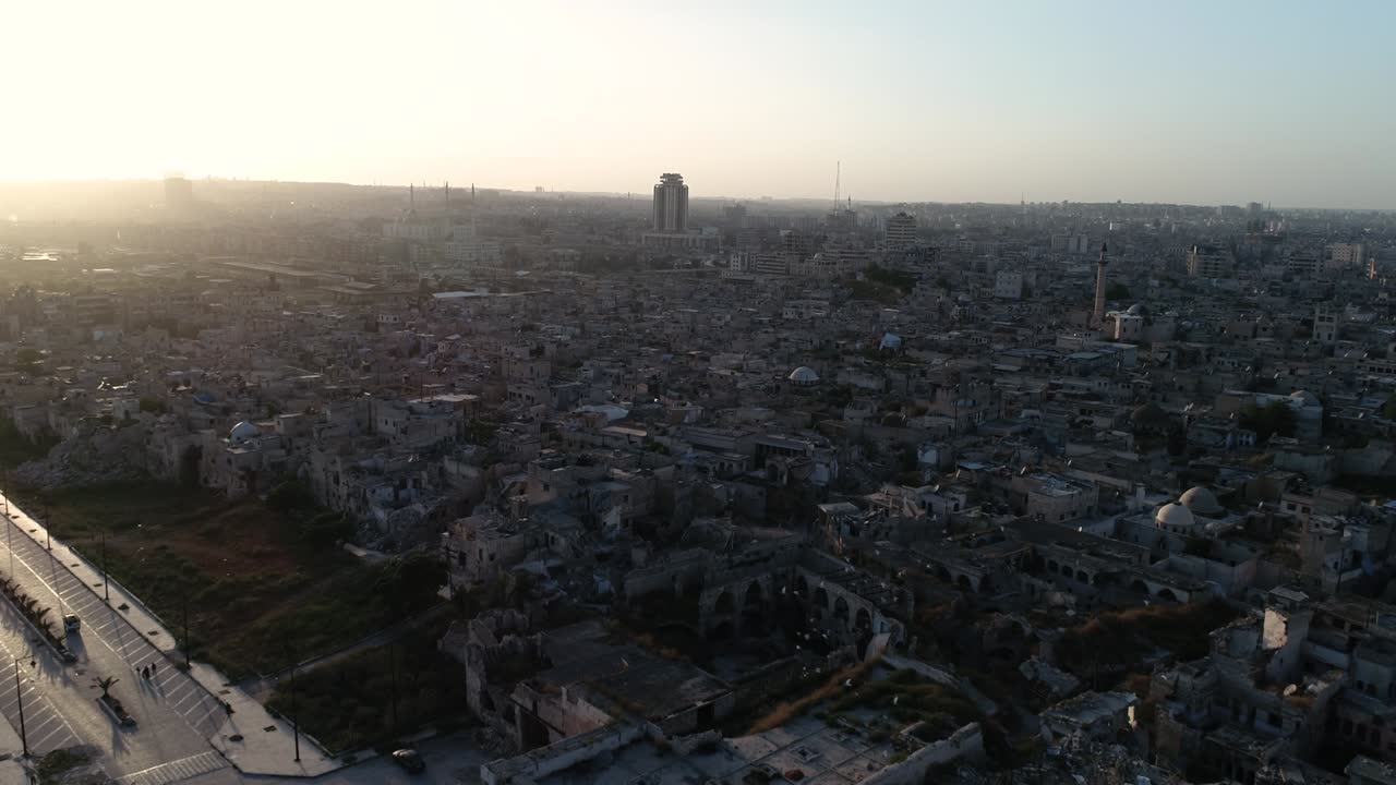 Vista aerea sopra una città siriana all'alba. Possiamo vedere la città di Aleppo all'orizzonte 4K