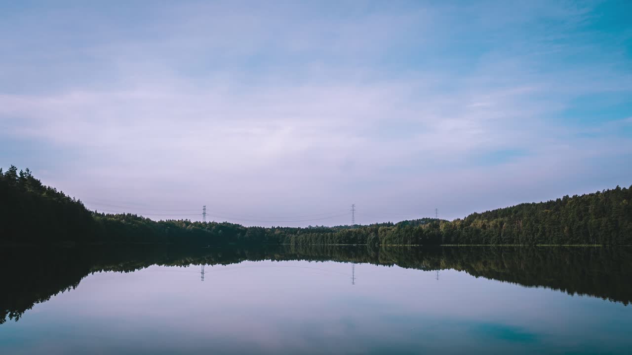호수 timelapse 위의 움직이는 구름