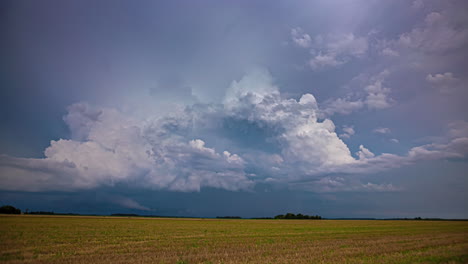 tormenta que se forma sobre los campos de agricultura, nubes oscuras vibrantes, vista de lapso de tiempo