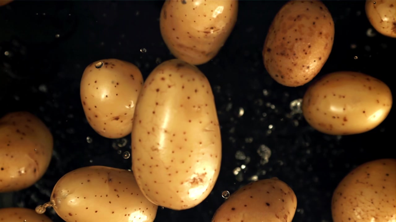 Patate crude lavate al rallentatore