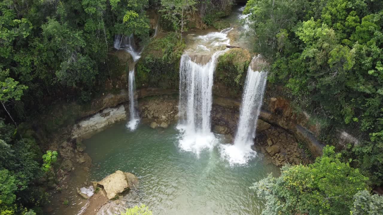 vista aérea de la cascada de salto alto en la provincia de monte plata cerca de bayaguana en la república dominicana