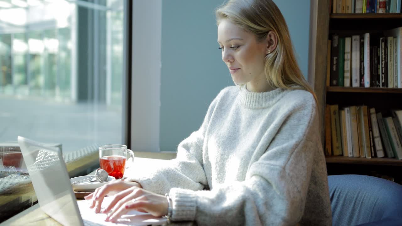 앞 창에서 노트북을 사용하는 여자