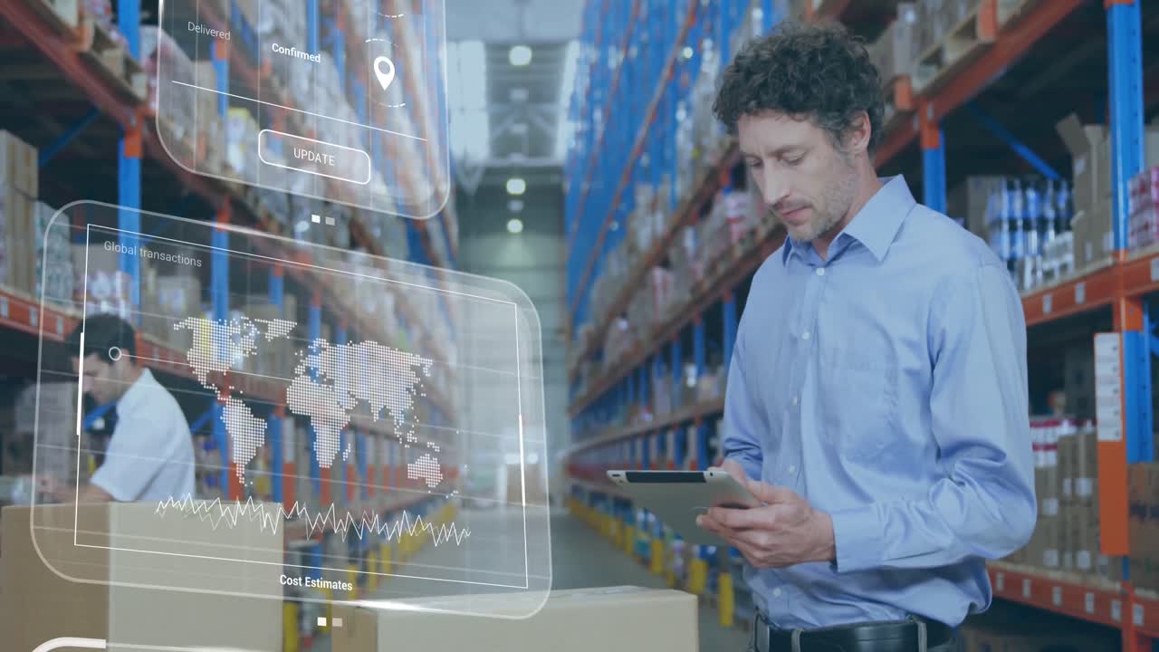 animación del procesamiento de datos en pantallas sobre un hombre caucásico que trabaja en un almacén