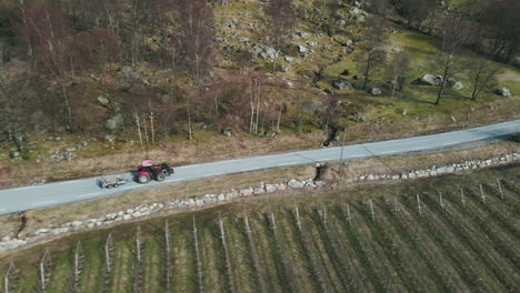 Bauernhof-LKW,-Der-Schafherde-An-Einem-Sonnigen-Tag-Auf-Die-Weide-Transportiert