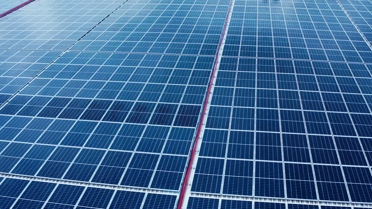 primer plano de la superficie de paneles solares fotovoltaicos azules montados en el techo del edificio para producir electricidad ecológica limpia-2