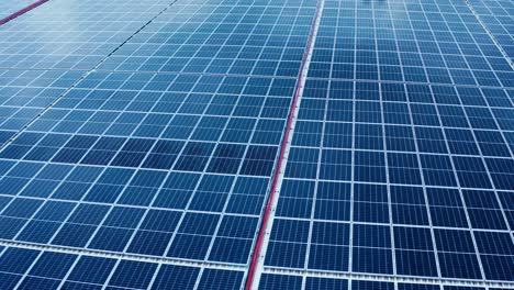 primer plano de la superficie de paneles solares fotovoltaicos azules montados en el techo del edificio para producir electricidad ecológica limpia-2