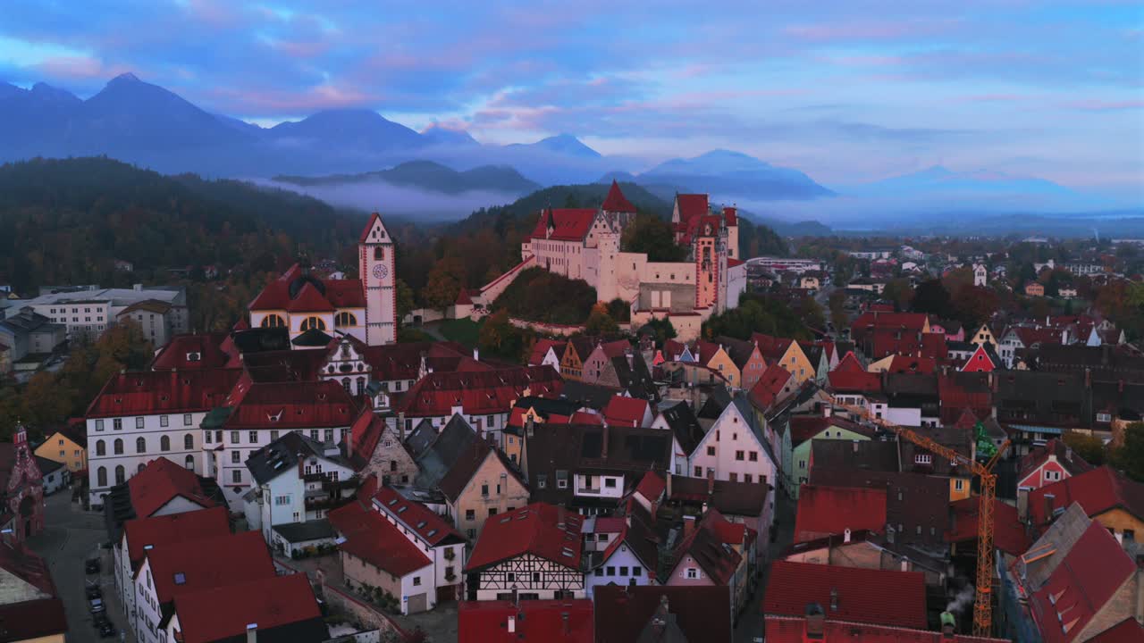 Füssen Fussen Alpi bavaresi Germania Deutschland aerea drone Bavaria città centro storico edifici autunno mattina alba soleggiato cielo blu nuvole basse nebbia Altstadt regione Svevia panoramica in avanti movimento verso l'alto