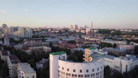 paisaje urbano al atardecer
