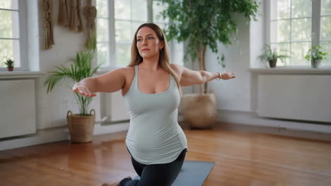 mujer embarazada haciendo yoga en casa