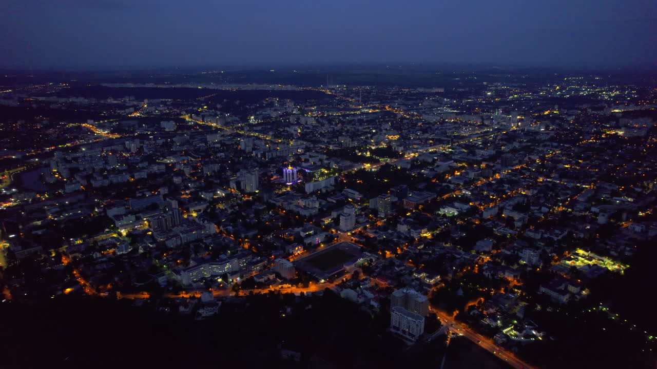 Vista aerea con drone di Chișinău al crepuscolo, Moldavia. Vista del centro città con diversi edifici, strade e illuminazione