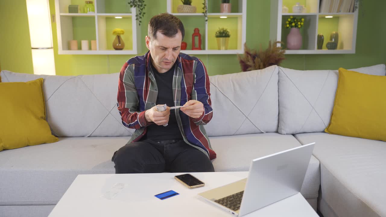el hombre enojado que se sorprendió después de mirar las facturas de fin de mes.