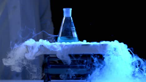 experimento científico con hielo seco y líquido