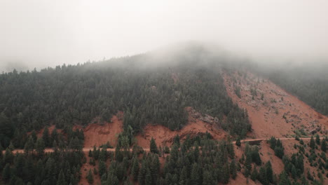 Dolly-Aéreo-Sobre-Brumoso-Valle-Cheyenne-Y-Camino-Forestal-En-El-Pico-Boscoso