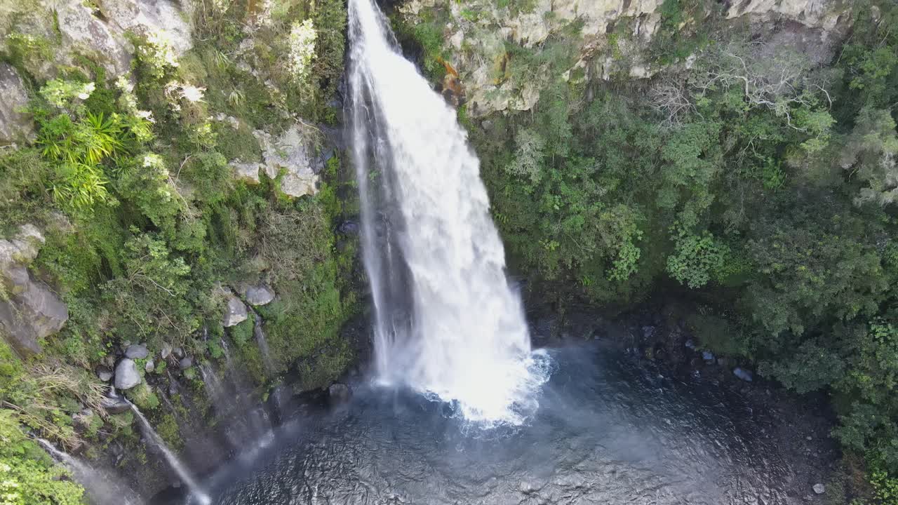 imágenes de drones de arriba hacia abajo de la cascada grand bassin en la isla de la reunión