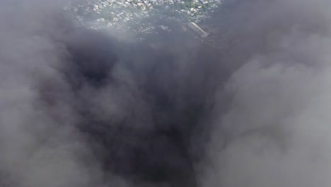 el dron pasa a través de una densa nube de humo negro de un edificio en llamas