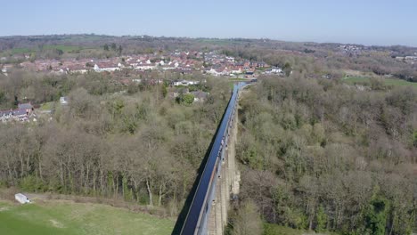 la gente camina a través de la hermosa y estrecha ruta del canal de botes llamada el acueducto pontcysyllte, famoso diseñado por thomas telford, ubicado en la hermosa campiña galesa, un enorme puente viaducto