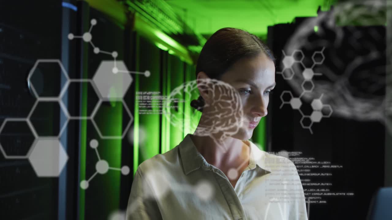 animación del cerebro humano y procesamiento de datos sobre mujer de negocios caucásica por servidor de computadora.
