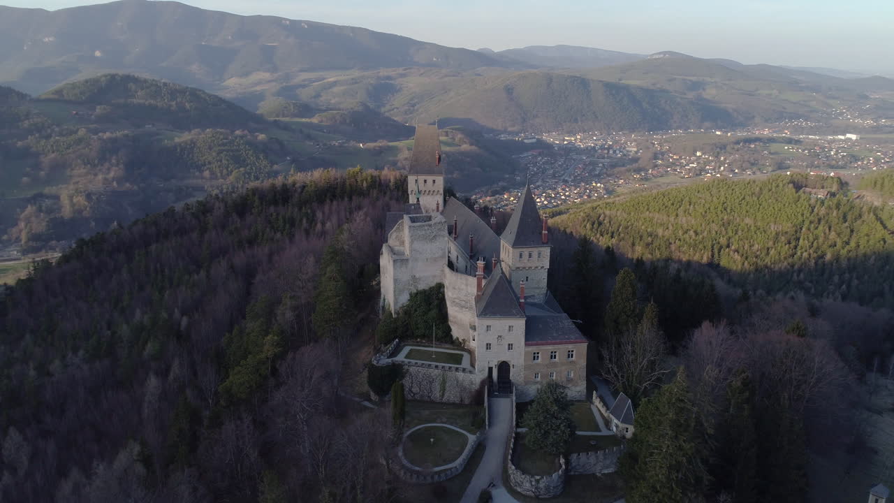Ripresa con drone in orbita di un castello con montagne e una valle sullo sfondo, 4K UHD