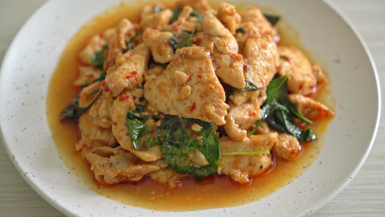 칠리 페이스트 또는 칠리 페이스트로 프라이드 치킨 볶음 - 아시아 음식 스타일