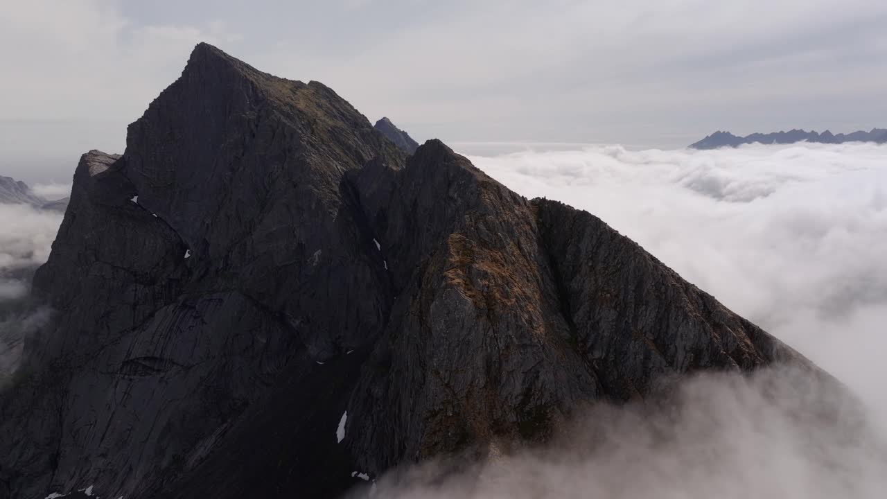 Vista aerea del monte Segla sopra il cielo, Norvegia durante l'estate